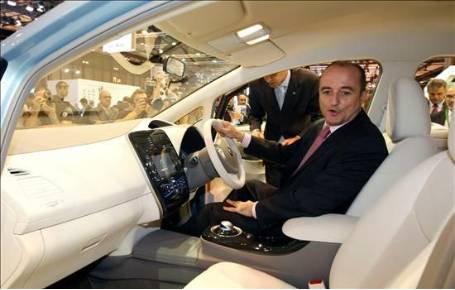 El Ministro de Industria en el interior de un coche eléctrico